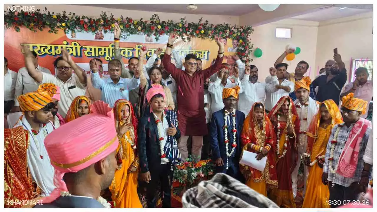 Chandauli News: मुख्यमंत्री सामूहिक विवाह योजना के तहत 116 नवदंपतियों ने रचाई शादी