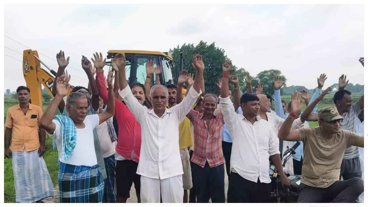 Chandauli News: बानगंगा ड्रेन पुल को लेकर किसानों का फूटा गुस्सा,ठेकेदार को जेसीबी लौटानी पड़ी Chandauli News: बानगंगा ड्रेन पुल को लेकर किसानों का फूटा गुस्सा,ठेकेदार को जेसीबी लौटानी पड़ी