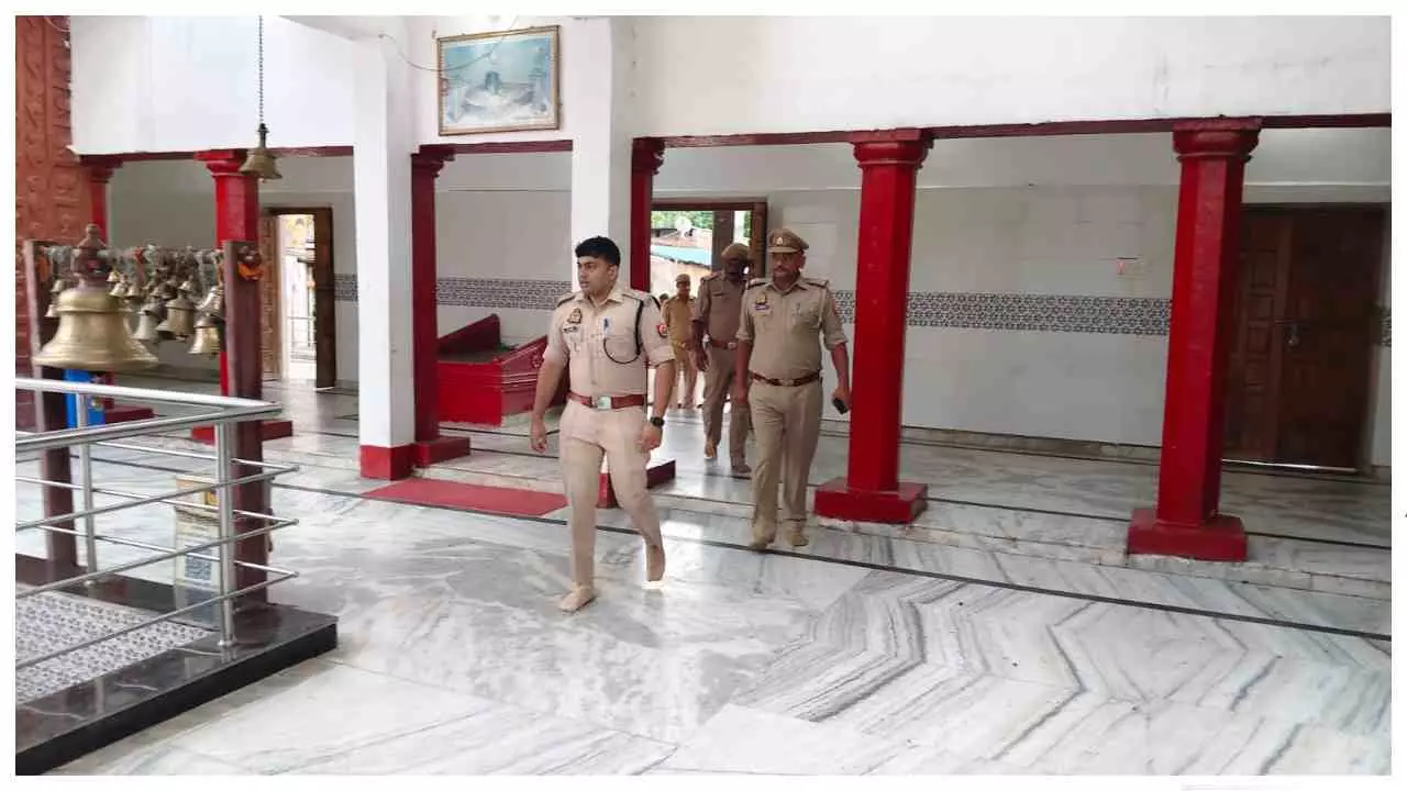 Chandauli News: श्रावणी मेले को लेकर महाकालेश्वर मंदिर पहुंचे एएसपी, सुरक्षा व्यवस्था का लिया जायजा