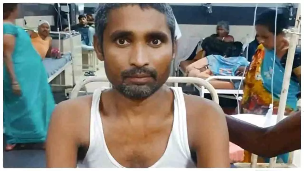 Gonda News: सीएचसी में ओपीडी के दौरान डॉक्टर के सोने का वीडियो वायरल, मचा हड़कंप