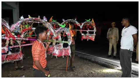 Etah News: एसएसपी, ने रात्रि गश्त कर कांवड़ियों से सीधा संवाद कर दिलाया सुरक्षा का भरोसा Etah News: एसएसपी, ने रात्रि गश्त कर कांवड़ियों से सीधा संवाद कर दिलाया सुरक्षा का भरोसा