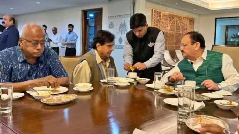 नड्डा के साथ TMC दिग्गजों का डिनर, बंगाल की सियासत में बड़ी हलचल, क्या बन रहे हैं नए समीकरण? नड्डा के साथ TMC दिग्गजों का डिनर, बंगाल की सियासत में बड़ी हलचल, क्या बन रहे हैं नए समीकरण?