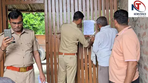 Kushinagar News: 71 लाख स्पाइस मनी धोखाधड़ी में फरार आरोपियों के घर धारा 82 नोटिस चस्पा