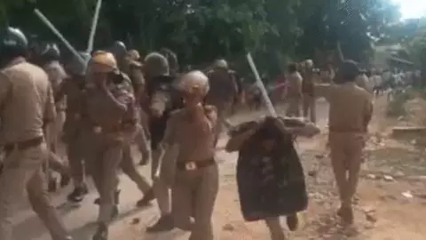 देवरिया में अंबेडकर प्रतिमा हटाने पर बवाल, पुलिस पर पथराव; महिलाओं ने भी फेंकी ईंटें, कई घायल