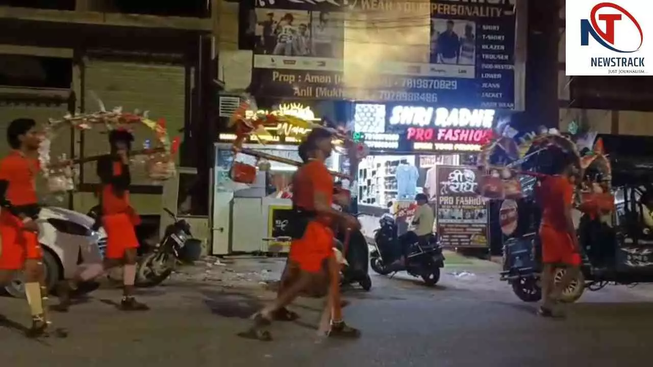 Etah News: कांवड़ मार्ग पर मीट की दुकान खुली होने का वीडियो वायरल, शासनादेश के पालन पर उठे सवाल Etah News: कांवड़ मार्ग पर मीट की दुकान खुली होने का वीडियो वायरल, शासनादेश के पालन पर उठे सवाल