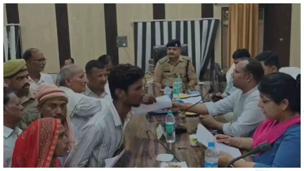 Raebareli News: संपूर्ण समाधान दिवस में जनता की समस्याओं की गूंज, अधिकारियों ने दिए त्वरित निस्तारण के निर्देश Raebareli News: संपूर्ण समाधान दिवस में जनता की समस्याओं की गूंज, अधिकारियों ने दिए त्वरित निस्तारण के निर्देश