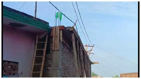 Fatehpur News: छत पर गया सफाई कर्मी बना हाईटेंशन लाइन का शिकार, करंट लगने से दर्दनाक मौत