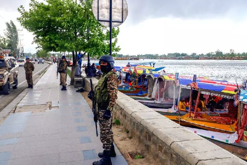 ₹600 छोड़कर ₹1000 रुपए रोज कमाने गए थे कश्मीर... कुलगाम आतंकी हमले में गंवाई जान! ₹600 छोड़कर ₹1000 रुपए रोज कमाने गए थे कश्मीर... कुलगाम आतंकी हमले में गंवाई जान!