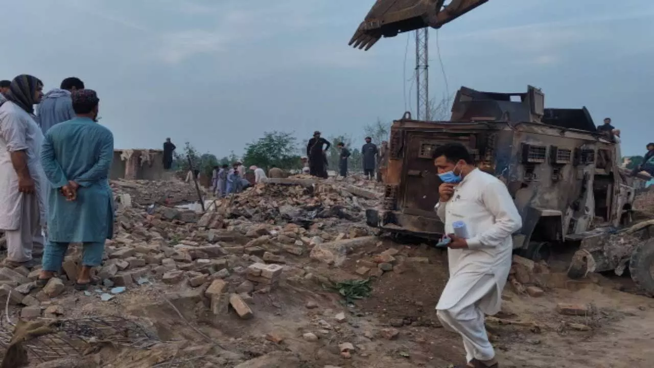 आत्मघाती हमले से दहला पाकिस्तान, चेकिंग के दौरान खुद को बम से उड़ाया, 7 की मौत, 18 झुलसे