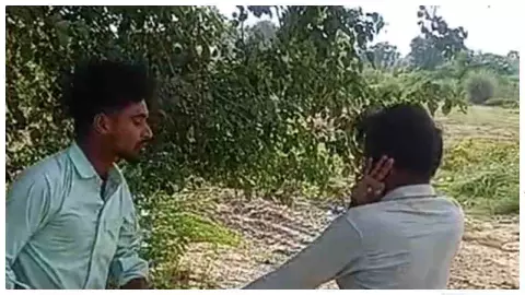 Fatehpur News: खाद भंडार से 9 हजार चोरी का आरोप, युवक को पकड़कर पीटा, वायरल वीडियो की जांच में पुलिस