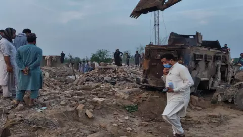 आत्मघाती हमले से दहला पाकिस्तान, चेकिंग के दौरान खुद को बम से उड़ाया, 7 की मौत, 18 झुलसे आत्मघाती हमले से दहला पाकिस्तान, चेकिंग के दौरान खुद को बम से उड़ाया, 7 की मौत, 18 झुलसे