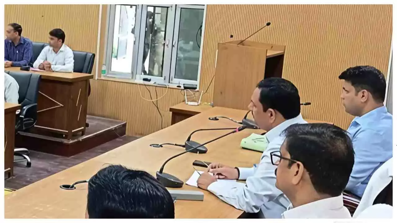 Mainpuri News: उर्वरक की कालाबाजारी पर डीएम सख्त, ओवररेटिंग और जबरन बिक्री पर होगी कड़ी कार्रवाई