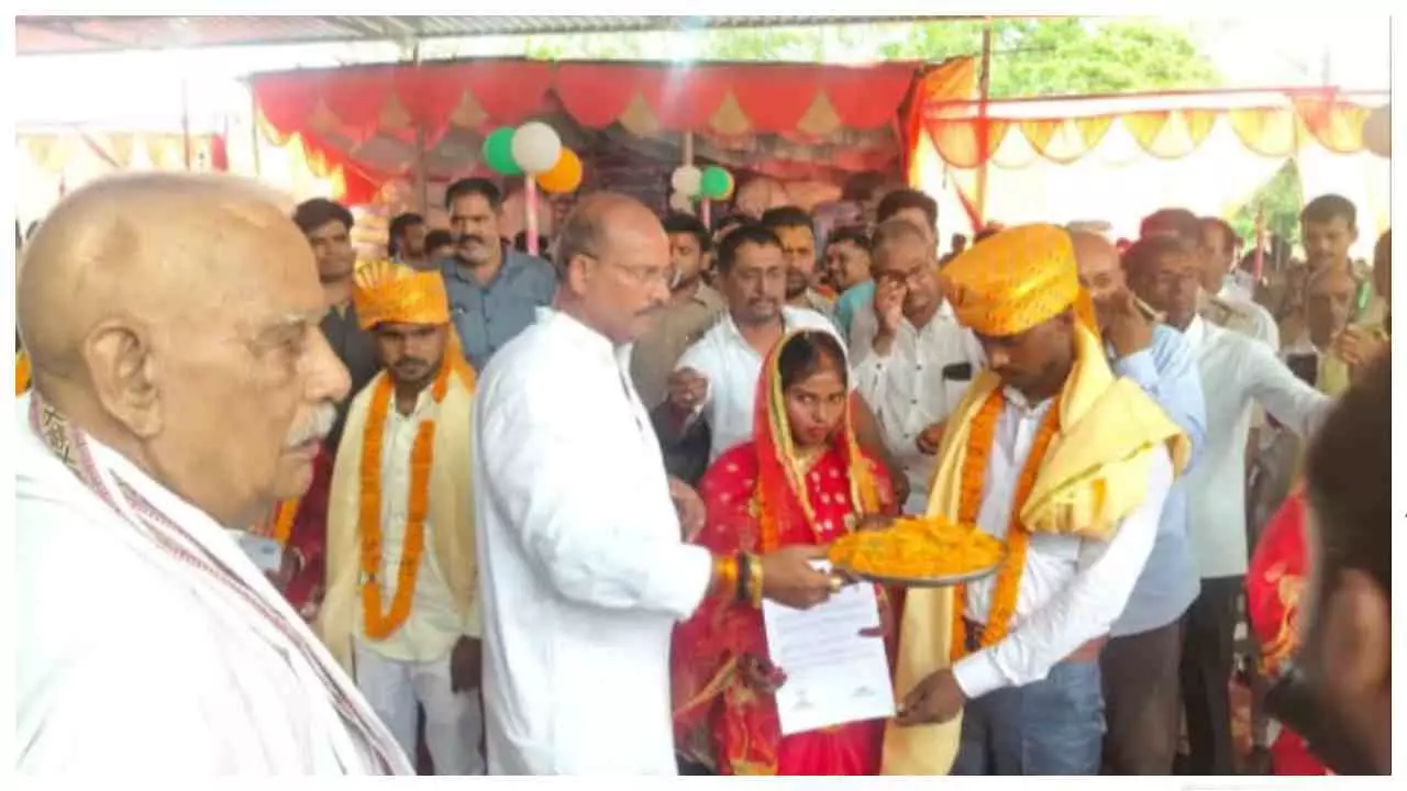 Chandauli News: मुख्यमंत्री सामूहिक विवाह योजना में धानापुर ब्लॉक के 47 जोड़ों ने लिए सात फेरे