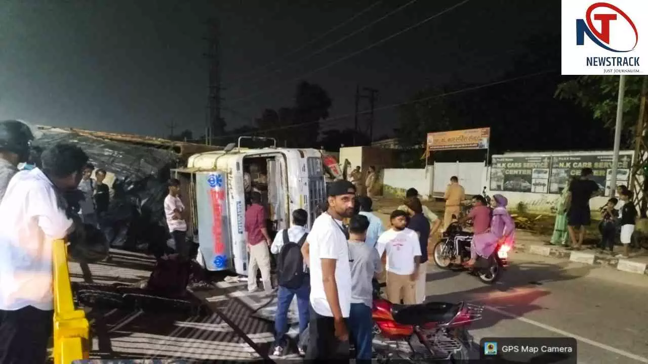 Mathura News: नवादा चौराहे के पास ट्रक पलटा, चालक-परिचालक गंभीर घायल; हादसे की जांच में जुटी पुलिस