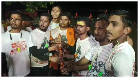Kannauj News सावन के पहले सोमवार पर आस्था की डुबकी, गंगाजल लेकर बाबा गौरीशंकर पहुंचे भक्त Kannauj News सावन के पहले सोमवार पर आस्था की डुबकी, गंगाजल लेकर बाबा गौरीशंकर पहुंचे भक्त