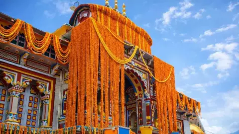 Badrinath Dham: Differently-Abled Woman Devotee Gets Wheelchair Assistance for Darshan