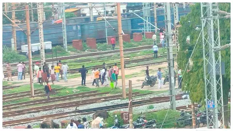 Chandauli News डीडीयू रेलवे यार्ड में ट्रेन की चपेट में आने से रेलकर्मी की मौत, जीआरपी जांच में जुटी Chandauli News डीडीयू रेलवे यार्ड में ट्रेन की चपेट में आने से रेलकर्मी की मौत, जीआरपी जांच में जुटी