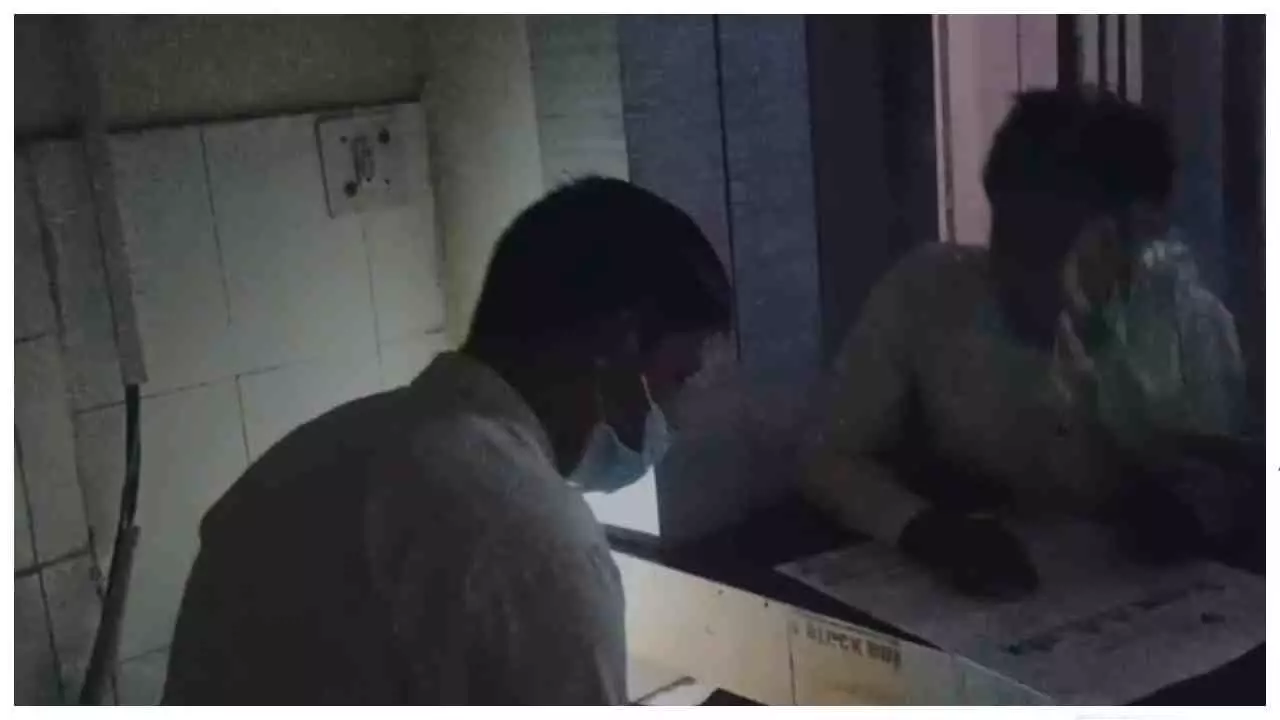 Hapur News: CT स्कैन के दौरान बिजली गुल, मोबाइल की टॉर्च में हुई जांच, वायरल वीडियो से मचा हड़कंप Hapur News: CT स्कैन के दौरान बिजली गुल, मोबाइल की टॉर्च में हुई जांच, वायरल वीडियो से मचा हड़कंप