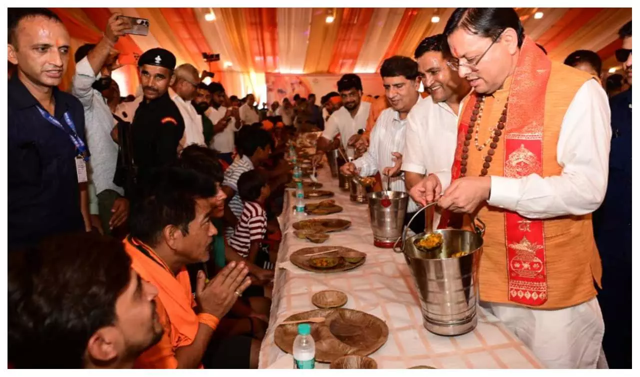Flower rain on Shiv devotees, Chief Minister Pushkar Singh Dhami serves food to devotees