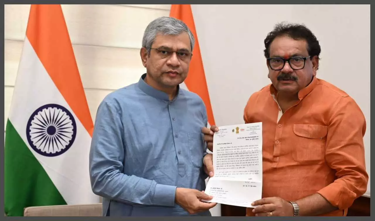 Union Minister of State sends letter to Railway Minister demanding stagnation of Agra Fort-Eta passengers at Awagarh station Union Minister of State sends letter to Railway Minister demanding stagnation of Agra Fort-Eta passengers at Awagarh station