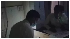 Hapur News: CT स्कैन के दौरान बिजली गुल, मोबाइल की टॉर्च में हुई जांच, वायरल वीडियो से मचा हड़कंप