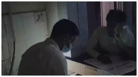 Hapur News: CT स्कैन के दौरान बिजली गुल, मोबाइल की टॉर्च में हुई जांच, वायरल वीडियो से मचा हड़कंप