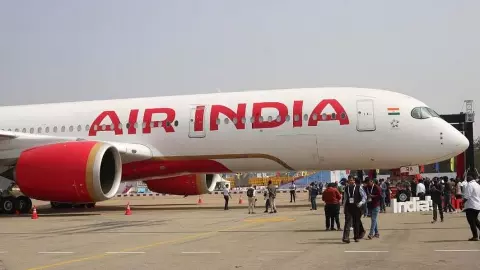 Air India Flight Turbulence: फुकेट से दिल्ली आ रही फ्लाइट 300 फीट नीचे गिरी, कई यात्री घायल, पहुंचे अस्पताल