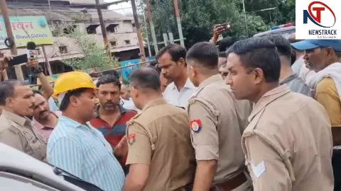 Mathura: 33 केवी लाइन हादसे के बाद बिजली कर्मचारियों का कार्य बहिष्कार, मृतक परिवार को न्याय की मांग