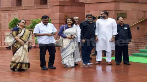 TMC में वापसी करेंगे बागी सांसद? सबसे बड़े सस्पेंस से उठा पर्दा, अटकलों पर लगा फुल स्टॉप TMC में वापसी करेंगे बागी सांसद? सबसे बड़े सस्पेंस से उठा पर्दा, अटकलों पर लगा फुल स्टॉप