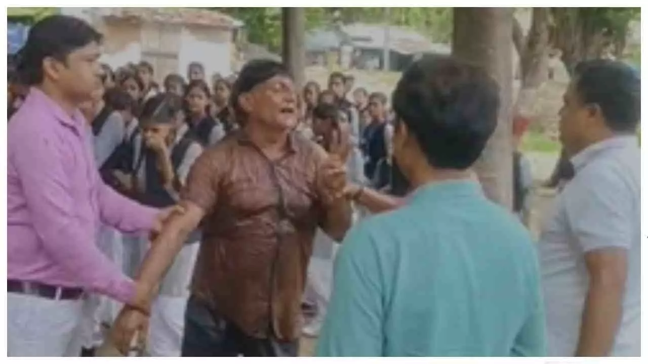 Chanduali News: वेतन रोकने से नाराज परिचारक ने स्कूल में पेट्रोल छिड़ककर आत्महत्या का प्रयास किया