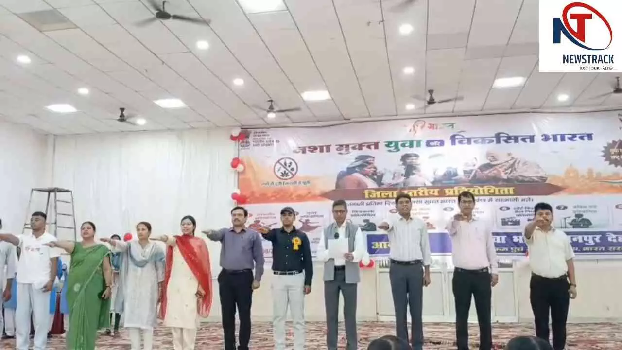 Banda News: नशा मुक्त युवा अभियान: डीएम कपिल सिंह ने दिलाई नशा छोड़ने की शपथ, युवाओं ने लिया संकल्प Banda News: नशा मुक्त युवा अभियान: डीएम कपिल सिंह ने दिलाई नशा छोड़ने की शपथ, युवाओं ने लिया संकल्प
