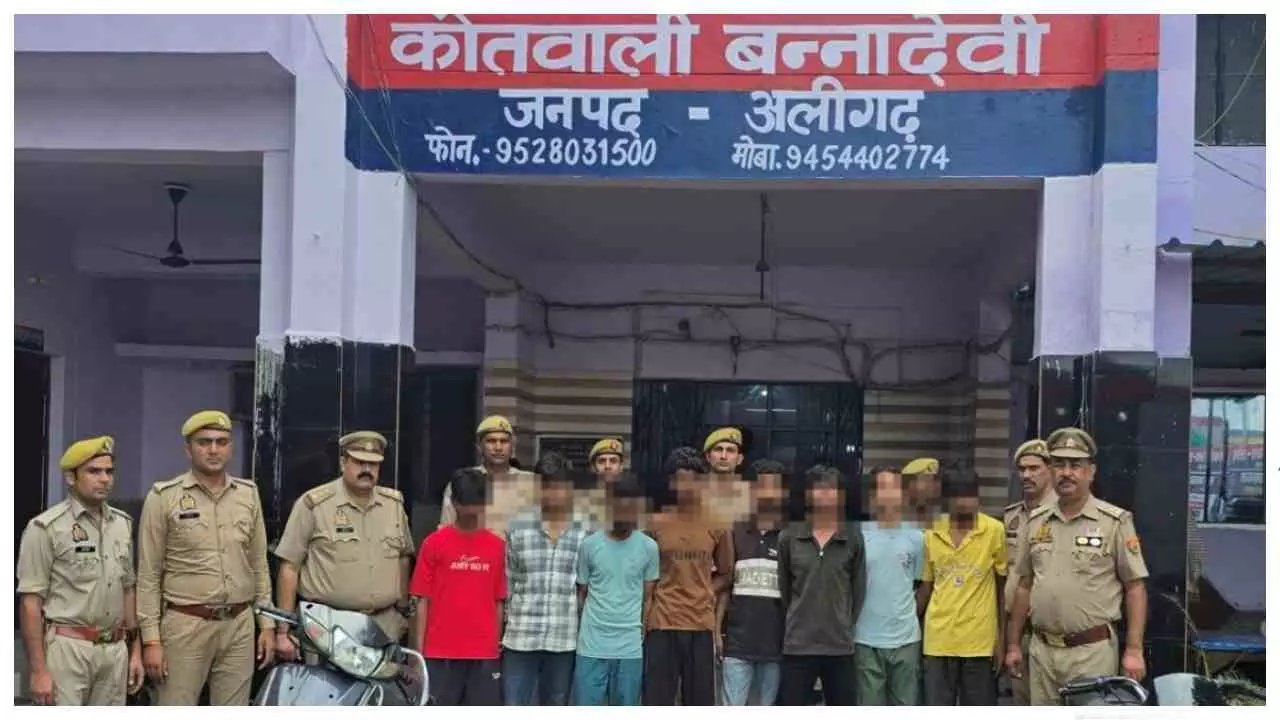 Aligarh News: पुलिस से भिड़े 8 असलहाबाज गिरफ्तार, पिस्टल-तमंचे और 77 कारतूस बरामद