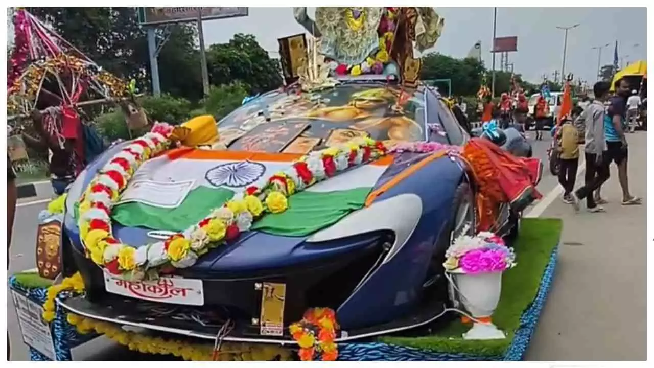 Meerut News: मैक्लारेन की तर्ज पर बनी कांवड़ बनी आकर्षण का केंद्र, भोलेनाथ की प्रतिमा ने खींचा ध्यान