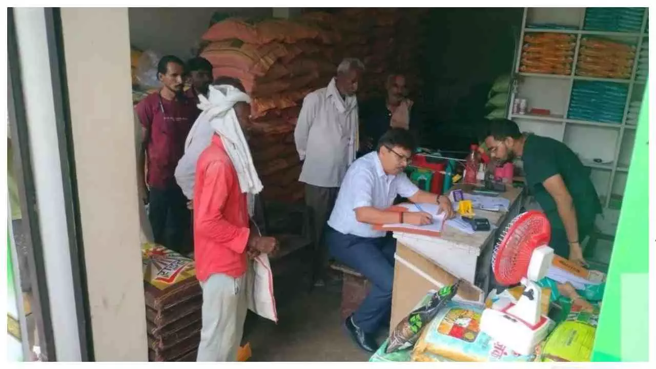 Amethi News: खाद माफियाओं पर डीएम का शिकंजा, 111 दुकानों पर छापे, 2 लाइसेंस निलंबित Amethi News: खाद माफियाओं पर डीएम का शिकंजा, 111 दुकानों पर छापे, 2 लाइसेंस निलंबित