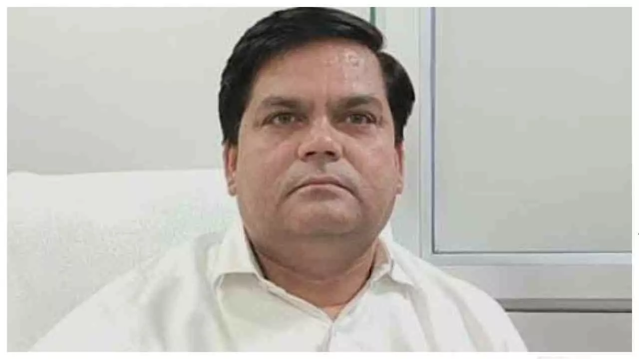 Gonda News: गोंडा में खनन अधिकारी पर हमला: 3 गिरफ्तार, सरगना फरार, जेसीबी से कुचलने की कोशिश Gonda News: गोंडा में खनन अधिकारी पर हमला: 3 गिरफ्तार, सरगना फरार, जेसीबी से कुचलने की कोशिश