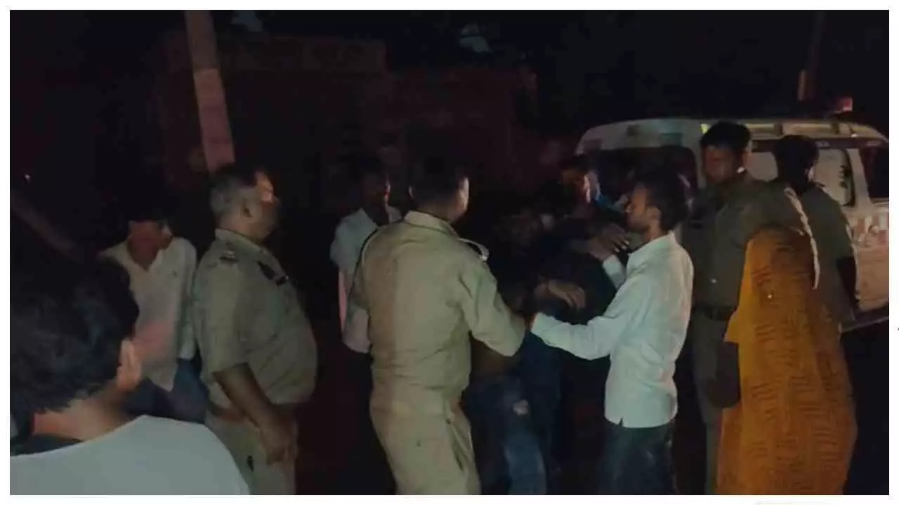 Etah News: डिलीवरी के बाद प्रसूता की मौत, परिजनों ने निजी अस्पताल पर लगाए लापरवाही के आरोप Etah News: डिलीवरी के बाद प्रसूता की मौत, परिजनों ने निजी अस्पताल पर लगाए लापरवाही के आरोप