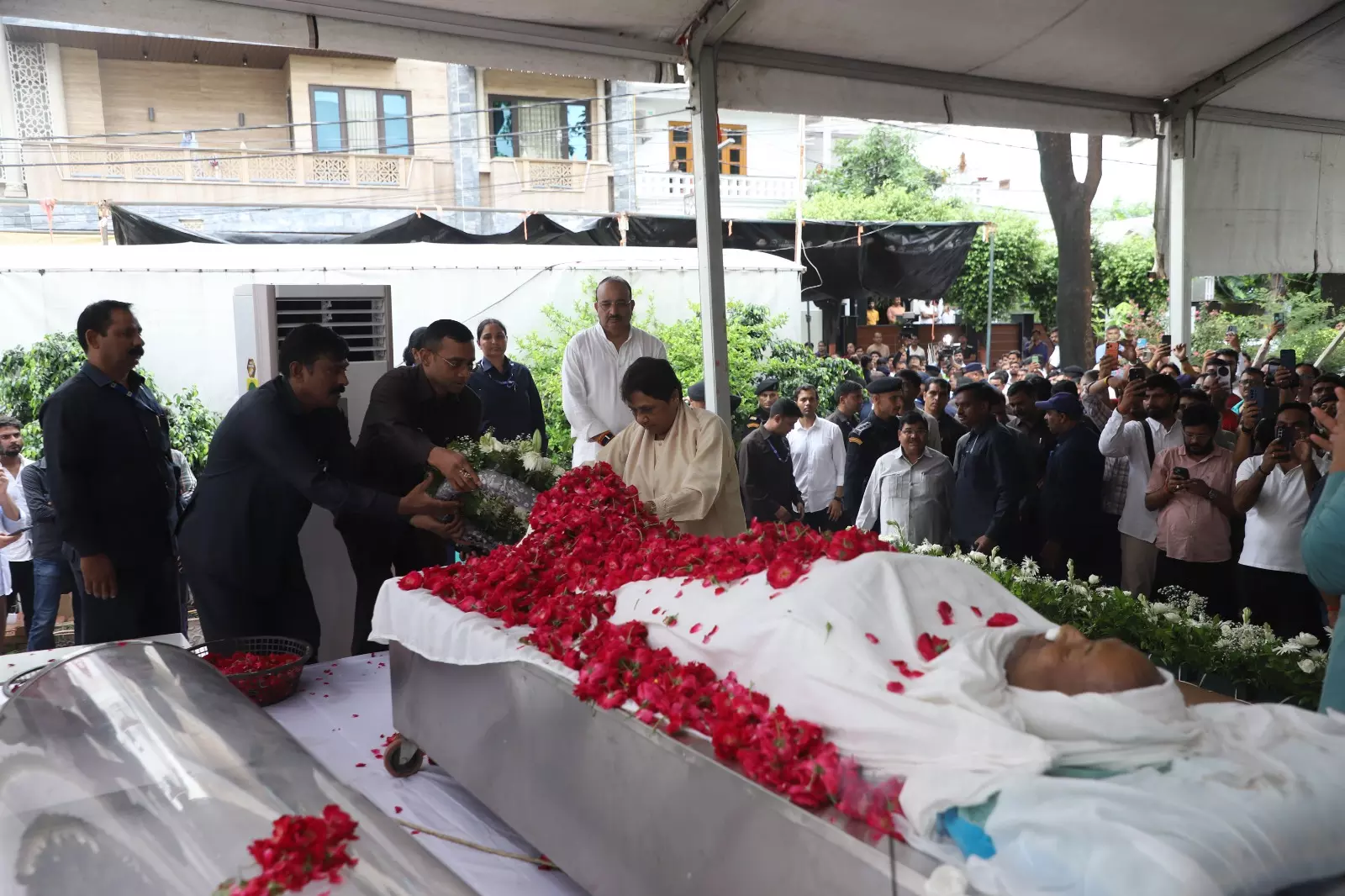 MLA उमाशंकर सिंह को अंतिम विदाई देने पहुंचीं मायावती, लखनऊ आवास पर जुटे BSP के बड़े नेता