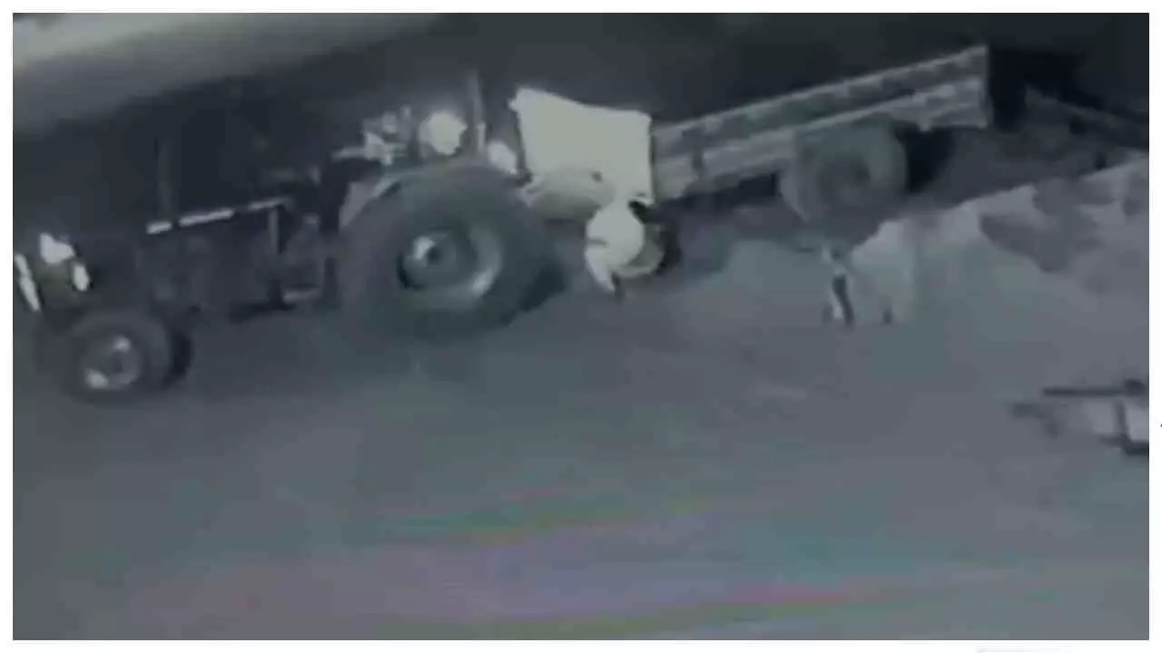 Jalaun News: पुलिस चौकी के पास से ट्रॉली चोरी, CCTV में कैद हुई वारदात, सुरक्षा पर सवाल