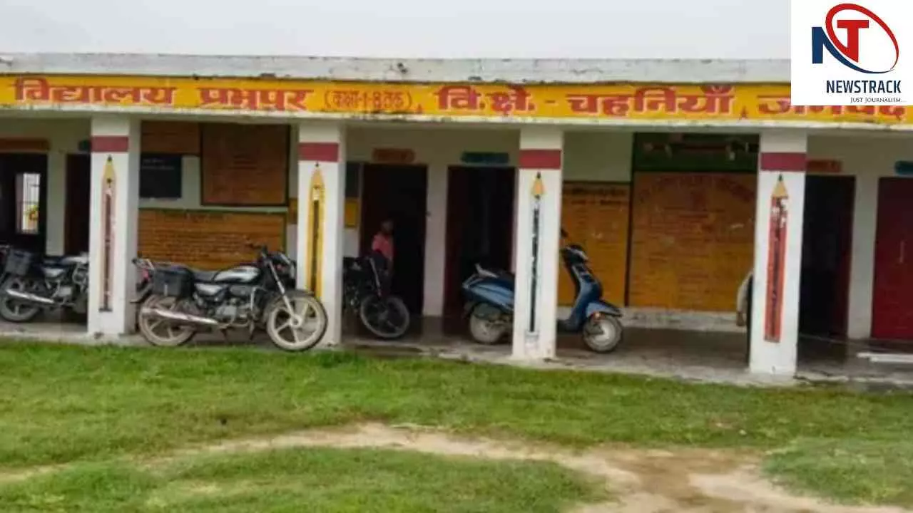 Chandauli News: विद्यालय के किचन का ताला तोड़,गैस सिलेंडर व मिड-डे मील का सामान ले उड़े चोर Chandauli News: विद्यालय के किचन का ताला तोड़,गैस सिलेंडर व मिड-डे मील का सामान ले उड़े चोर
