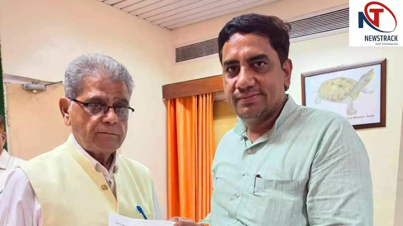 Hardoi News: भरावन में मक्खियों के प्रकोप पर गरमाई सियासत, पर्यावरण मंत्री से मिले अंशू अवस्थी