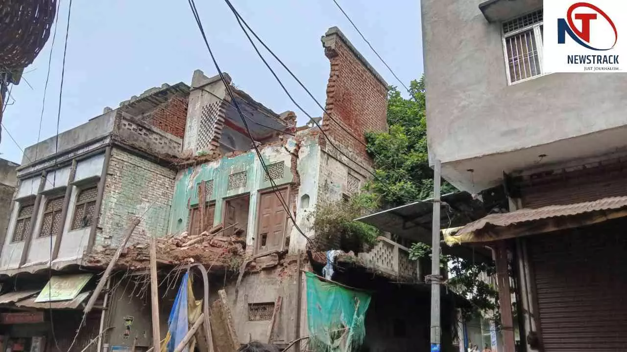 Etah News: बारिश में एटा के हाथी गेट पर 80 साल पुरानी जर्जर इमारत गिरी, बड़ा हादसा टला Etah News: बारिश में एटा के हाथी गेट पर 80 साल पुरानी जर्जर इमारत गिरी, बड़ा हादसा टला