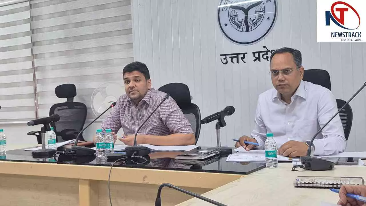 Aligarh News:धीमे अफसर और ठेकेदार हो जाएं सावधान! डीएम का सख्त अल्टीमेटम, लापरवाही पर लगेगी पेनाल्टी Aligarh News:धीमे अफसर और ठेकेदार हो जाएं सावधान! डीएम का सख्त अल्टीमेटम, लापरवाही पर लगेगी पेनाल्टी