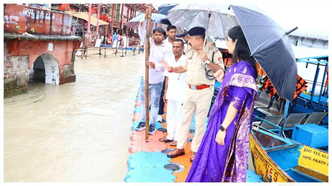 Hapur News: गंगा का जलस्तर बढ़ा, ब्रजघाट पर हाई अलर्ट; DM कविता मीना और SP ने संभाली कमान Hapur News: गंगा का जलस्तर बढ़ा, ब्रजघाट पर हाई अलर्ट; DM कविता मीना और SP ने संभाली कमान