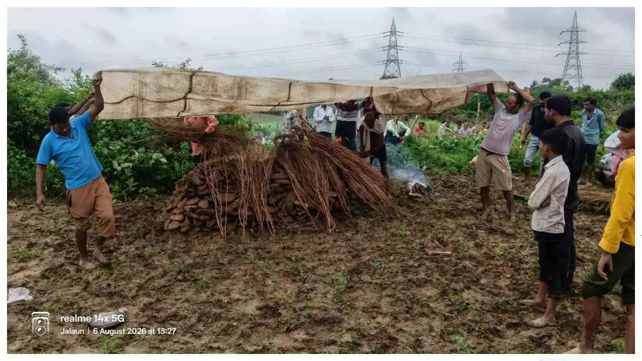 Jalaun News: श्मशान न होने से खेत में हुआ अंतिम संस्कार, बारिश में कंधों पर ले जाना पड़ा शव