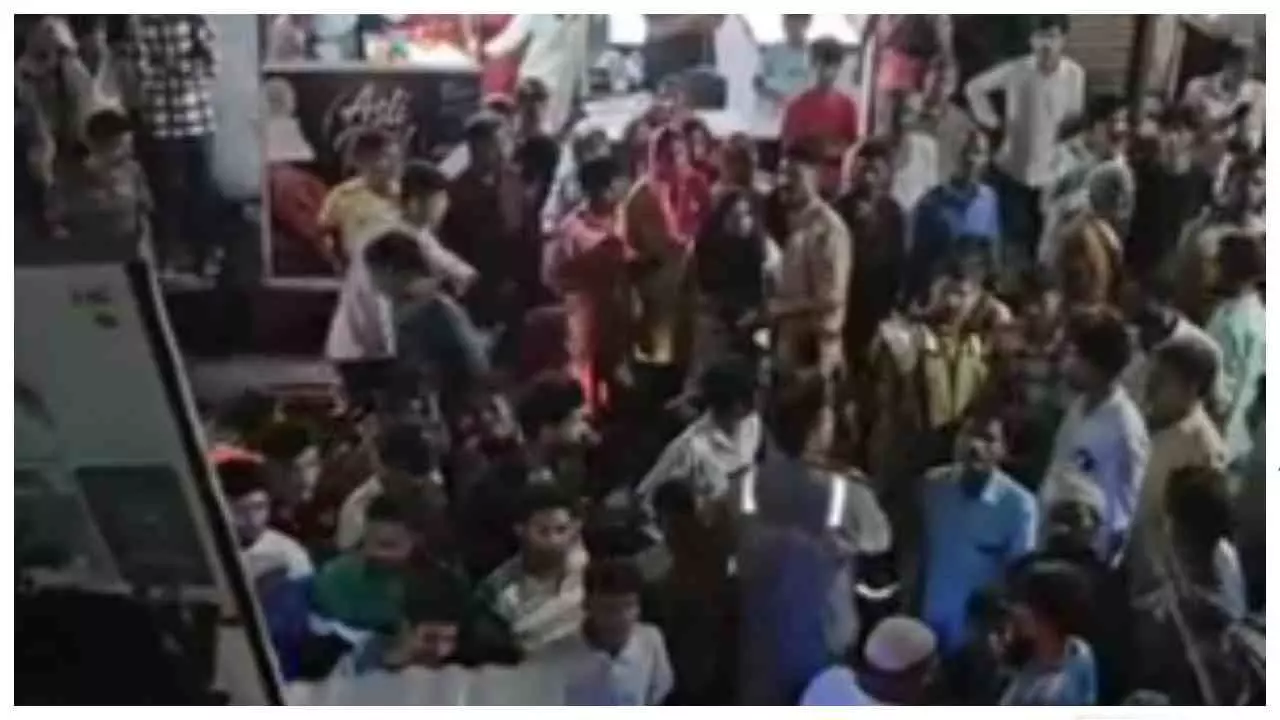 Firozabad News: मकान गिरने से दंपति और बेटी मलबे में दबे, 15 मिनट में हुआ रेस्क्यू Firozabad News: मकान गिरने से दंपति और बेटी मलबे में दबे, 15 मिनट में हुआ रेस्क्यू