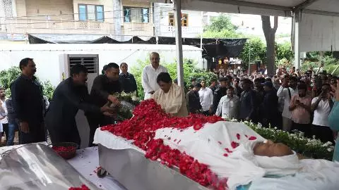 MLA उमाशंकर सिंह को अंतिम विदाई देने पहुंचीं मायावती, लखनऊ आवास पर जुटे BSP के बड़े नेता