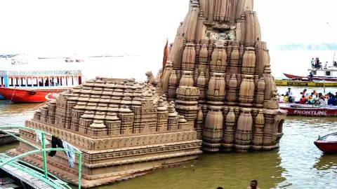 वाराणसी में गंगा का रौद्र रूप! घाटों का संपर्क टूटा, पानी में समाया ये ऐतिहासिक मंदिर, देखें तस्वीरें वाराणसी में गंगा का रौद्र रूप! घाटों का संपर्क टूटा, पानी में समाया ये ऐतिहासिक मंदिर, देखें तस्वीरें