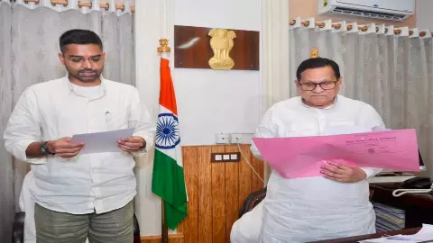 BJP ने बचा ही ली उपेंद्र कुशवाहा के बेटे की कुर्सी, दीपक प्रकाश बने MLC, विधान परिषद में हुई एंट्री BJP ने बचा ही ली उपेंद्र कुशवाहा के बेटे की कुर्सी, दीपक प्रकाश बने MLC, विधान परिषद में हुई एंट्री