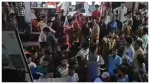 Firozabad News: मकान गिरने से दंपति और बेटी मलबे में दबे, 15 मिनट में हुआ रेस्क्यू