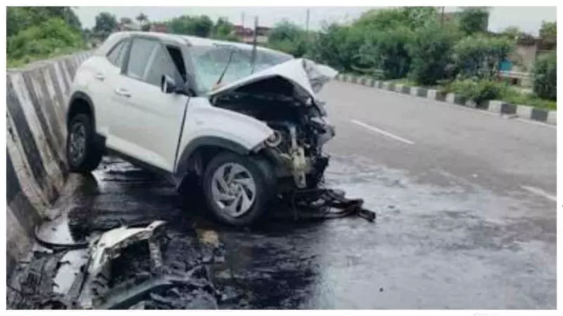 Jhansi News: हाईवे हादसा, मुझे बचा लो की पुकार, बछड़े को बचाने में कार डिवाइडर से टकराई